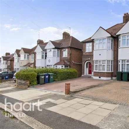 Rent this 5 bed townhouse on Arlington Road in London, N14 5BD