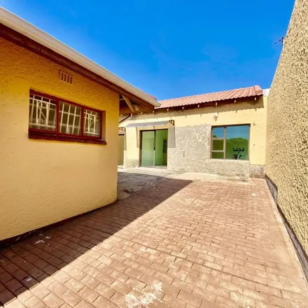 Rent this 2 bed apartment on Bellefield Avenue in Mondeor, Johannesburg