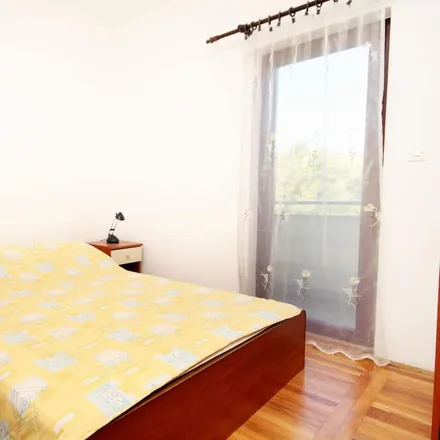 Rent this 2 bed apartment on 23231 Petrčane