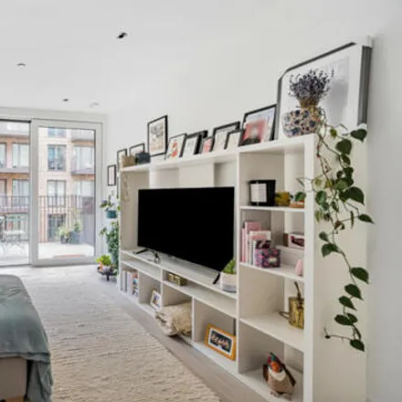 Image 2 - Georgette Apartments, 4 Cendal Crescent, London, E1 2GA, United Kingdom - Apartment for sale