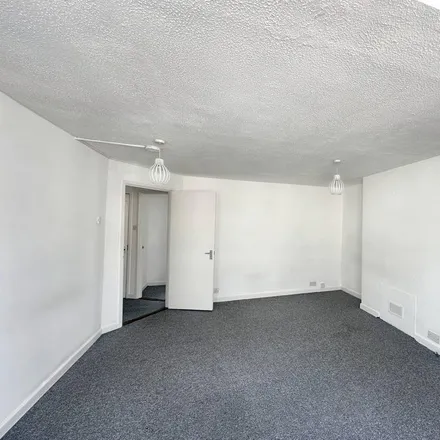 Image 4 - 10 Hill Park Crescent, Plymouth, PL4 8JW, United Kingdom - Apartment for rent