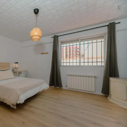 Rent this 6 bed room on Avinguda de Burjassot in 128, 46025 Valencia