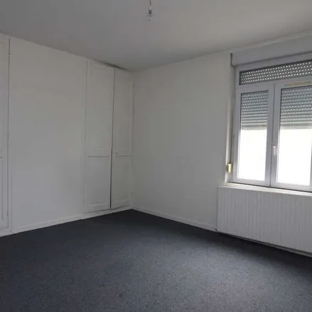 Rent this 2 bed apartment on 84 Rue de la Tortille in 80200 Péronne, France