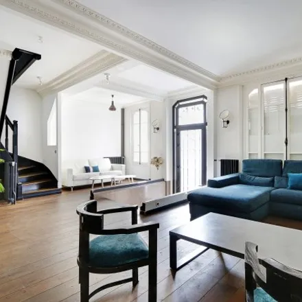 Rent this 4 bed townhouse on Levallois-Perret