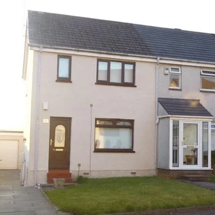 Rent this 3 bed townhouse on Glen Mark Road in Neilston, G78 3QU