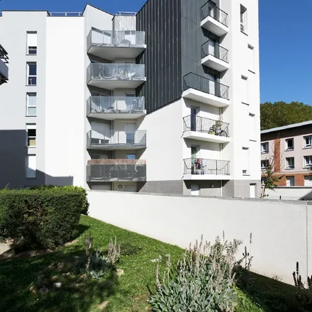 Rent this 3 bed apartment on Le 68 in 68 Route du Pavé Blanc, 92140 Clamart
