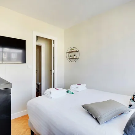 Rent this 3 bed apartment on 11 Avenue Claude Vellefaux in 75010 Paris, France
