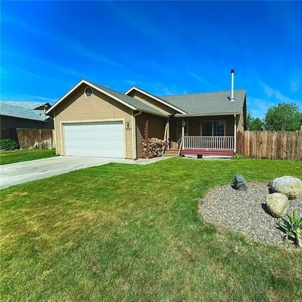 Buy this 3 bed house on 599 North Quillan Court in Kennewick, WA 99336