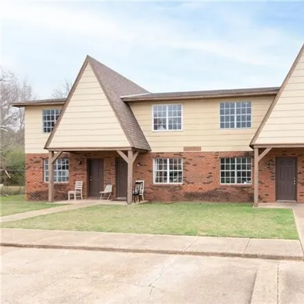 Buy this studio house on 1934 48th Street East in Timberlane, Tuscaloosa