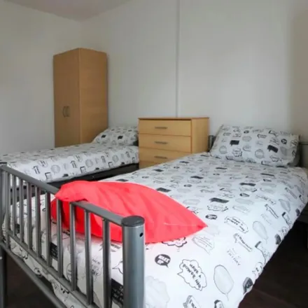 Rent this 5 bed apartment on 17-107 The Quarterdeck in Millwall, London
