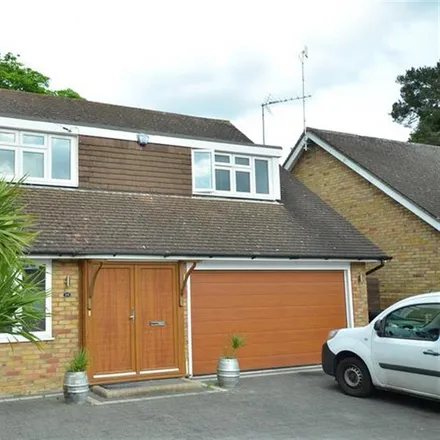Rent this 4 bed house on The Summit in Debden Green, IG10 1SW