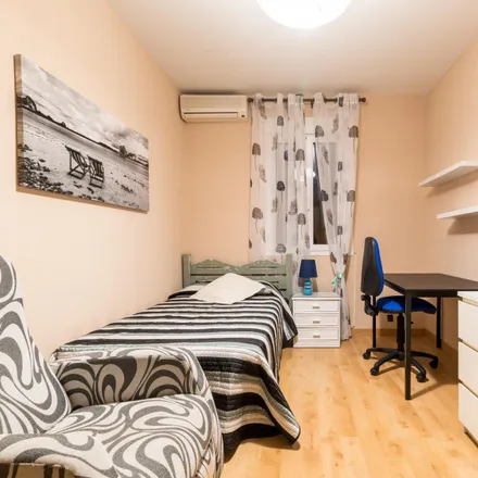 Rent this 3 bed room on Calle de la Batalla del Salado in 51, 28045 Madrid