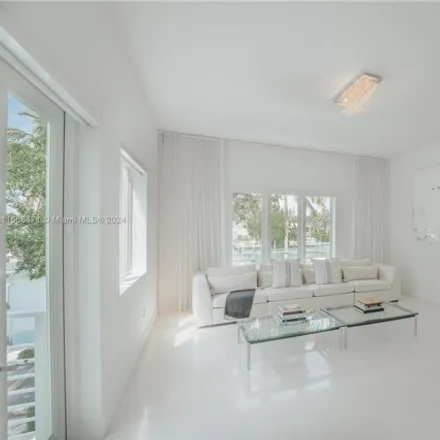 Image 9 - 6109 West Laguna Drive, Miami Beach, FL 33141, USA - House for sale