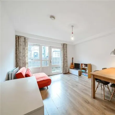 Buy this 1 bed apartment on Queen's Drive in London, N4 2YG