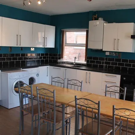 Rent this 8 bed apartment on Wong's in 157-159 Mansfield Road, Nottingham