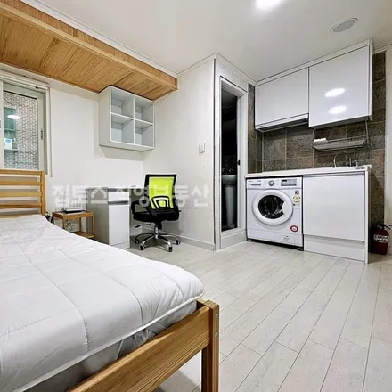 Rent this studio apartment on 서울특별시 관악구 신림동 1536-12