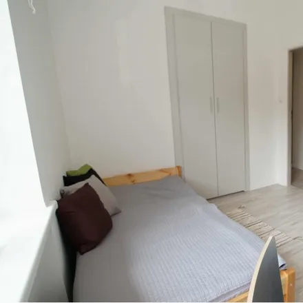 Rent this 6 bed room on Aleja 1 Maja 35 in 90-746 Łódź, Poland