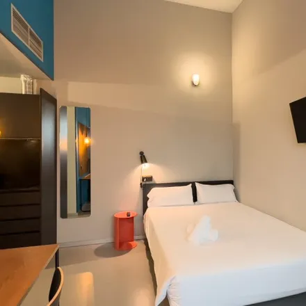 Rent this 1 bed room on Giraluna in Carrer de Blasco de Garay, 8
