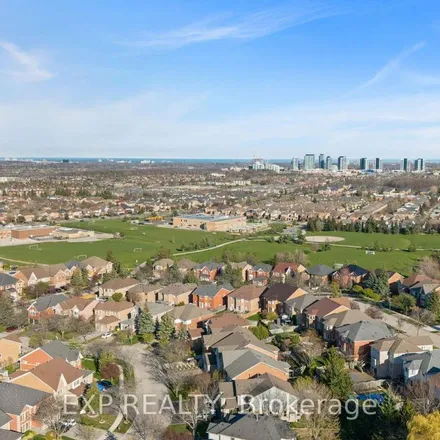 Image 9 - 2906 Peacock Drive, Mississauga, ON L5M 5J9, Canada - Apartment for rent