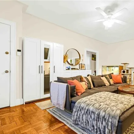 Image 6 - 68-11 Exeter Street, New York, NY 11375, USA - House for sale