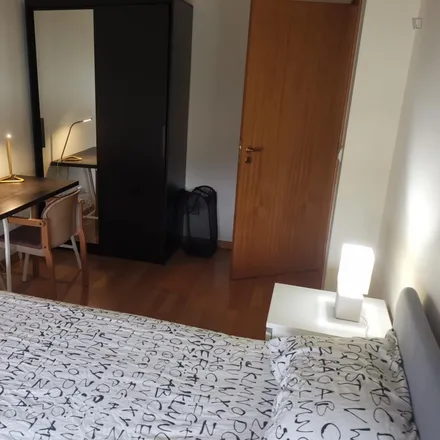 Rent this 3 bed room on Rua de Pinto Bessa 550 in 4000-065 Porto, Portugal