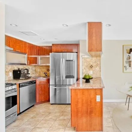 Image 7 - 200 Corbin Place, New York, NY 11235, USA - Condo for sale