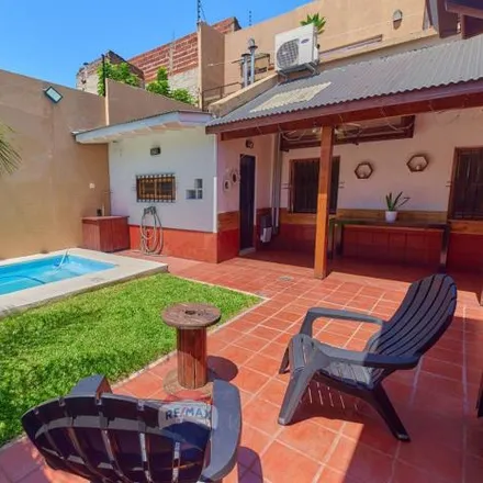 Buy this 4 bed house on Benito Pérez Galdós 835 in Quilmes Este, 1879 Quilmes