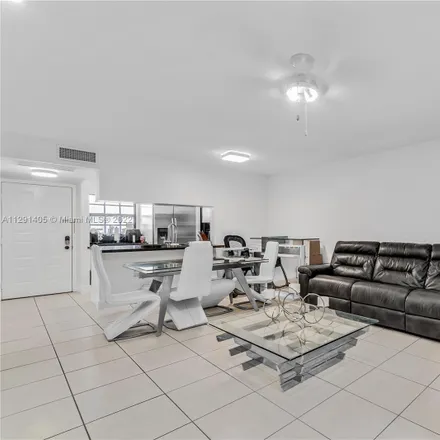 Image 3 - 11658 Northwest 11th Street, Pembroke Pines, FL 33026, USA - Townhouse for sale
