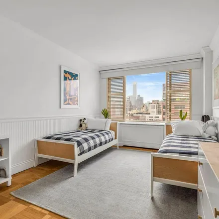 Rent this 4 bed apartment on 302 East 72nd Street in New York, NY 10021
