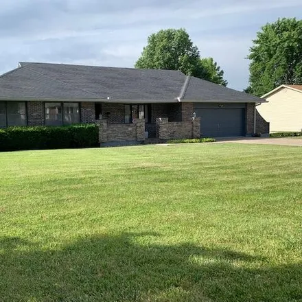 Buy this 5 bed house on 710 North Lake Drive in Marshall, MO 65340