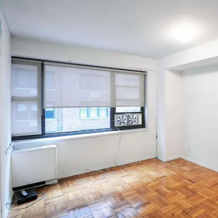 Rent this 3 bed apartment on 405 East 56th Street in New York, NY 10022