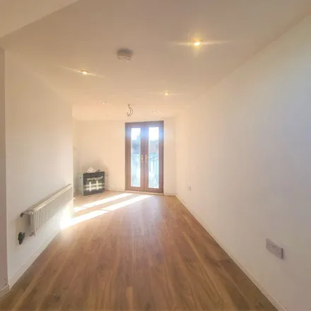 Image 6 - Rays Avenue, London, N18 2NT, United Kingdom - Apartment for rent