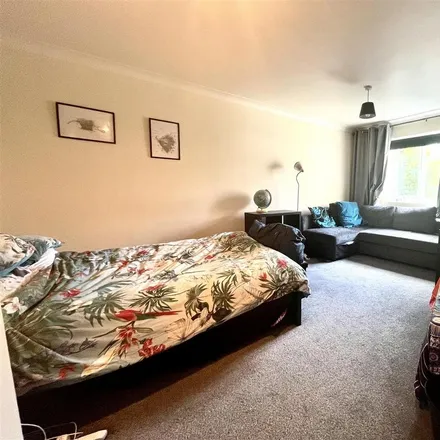 Image 6 - Tiptree Drive, London, EN2 6TY, United Kingdom - Apartment for rent