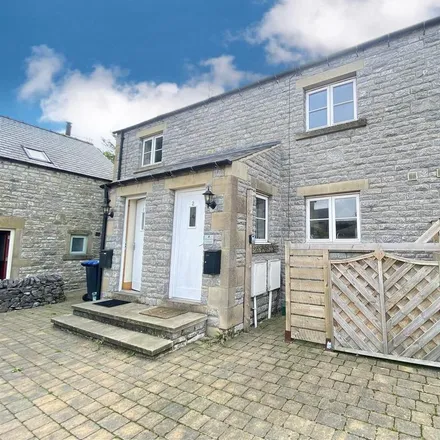 Rent this 3 bed townhouse on Elliot's Fish and Chips in Commercial Road, Tideswell