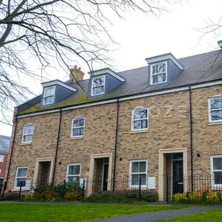 Rent this 3 bed townhouse on Mellish Close in London, N20 0FD