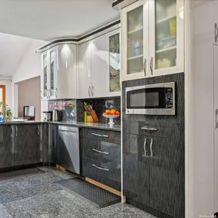 Image 7 - 86-23 188th Street, New York, NY 11423, USA - House for sale