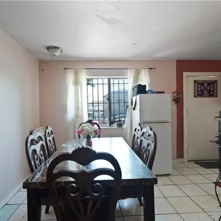 Image 7 - 7663 South Hoover Street, Los Angeles, CA 90044, USA - House for sale