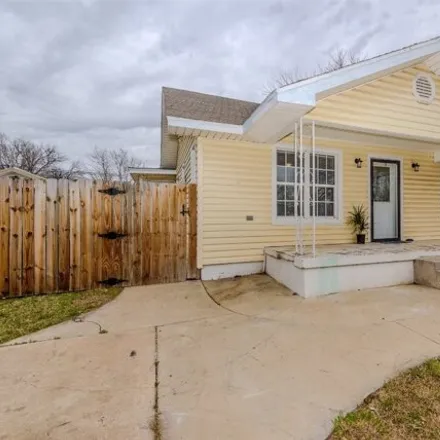 Buy this 2 bed house on 1517 Southwest E Avenue in Lawton, OK 73501