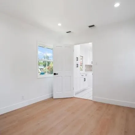 Image 2 - 13060 Magnolia Boulevard - House for rent