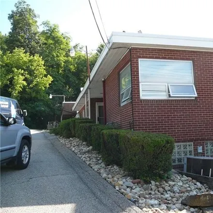Rent this studio house on 282 West View Avenue in Ross Township, PA 15229