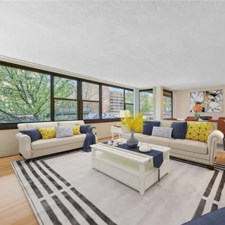 Image 2 - 166-26 Powells Cove Boulevard, New York, NY 11357, USA - Apartment for sale