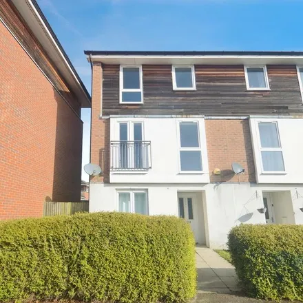 Rent this 5 bed townhouse on 90;92;94;96;98;100;100A;100B Meadow Way in Reading, RG4 5LY
