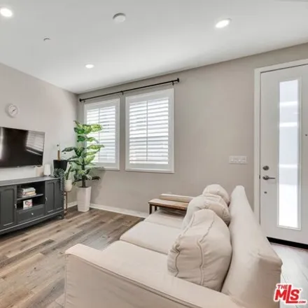 Image 3 - 19591 Astor Place, Los Angeles, CA 91324, USA - Townhouse for sale
