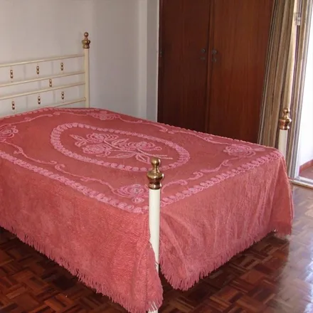 Rent this 2 bed room on Rua Rodrigues de Freitas in 1495-057 Algés, Portugal