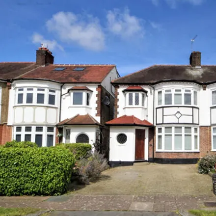Rent this 4 bed duplex on Sherbrook Gardens in Winchmore Hill, London