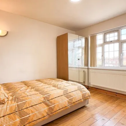 Rent this 1 bed duplex on Kingshill Avenue in London, UB5 6PA