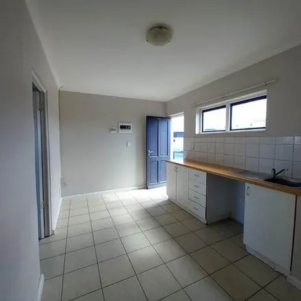 Image 4 - Voortrekker Road, Maitland, Cape Town, 7405, South Africa - Apartment for rent