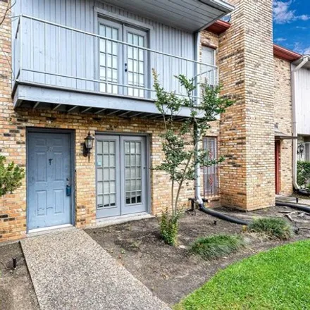 Buy this 2 bed townhouse on unnamed road in Houston, TX 77057