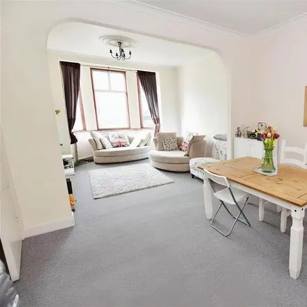 Rent this 3 bed townhouse on Montpelier Road in London, N3 2QY