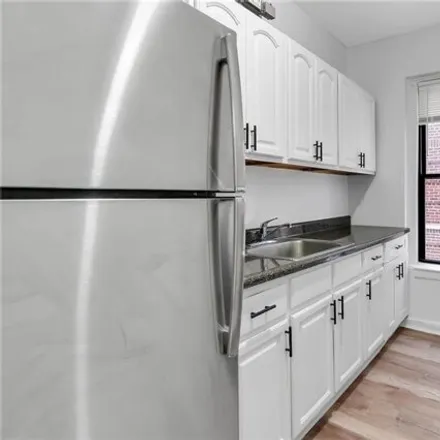 Image 2 - 335 East 209th Street, New York, NY 10467, USA - Apartment for sale
